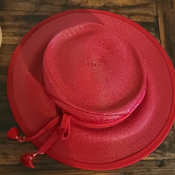 Sally Vielor classic Red Hat main image 8